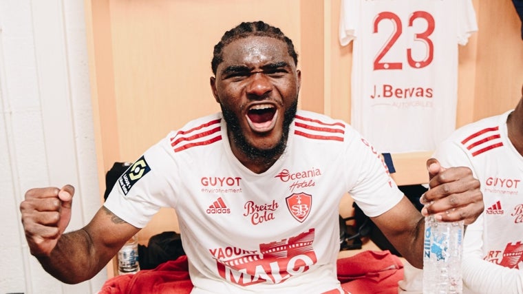 Lilian Brassier celebra una victoria del Stade Brestois