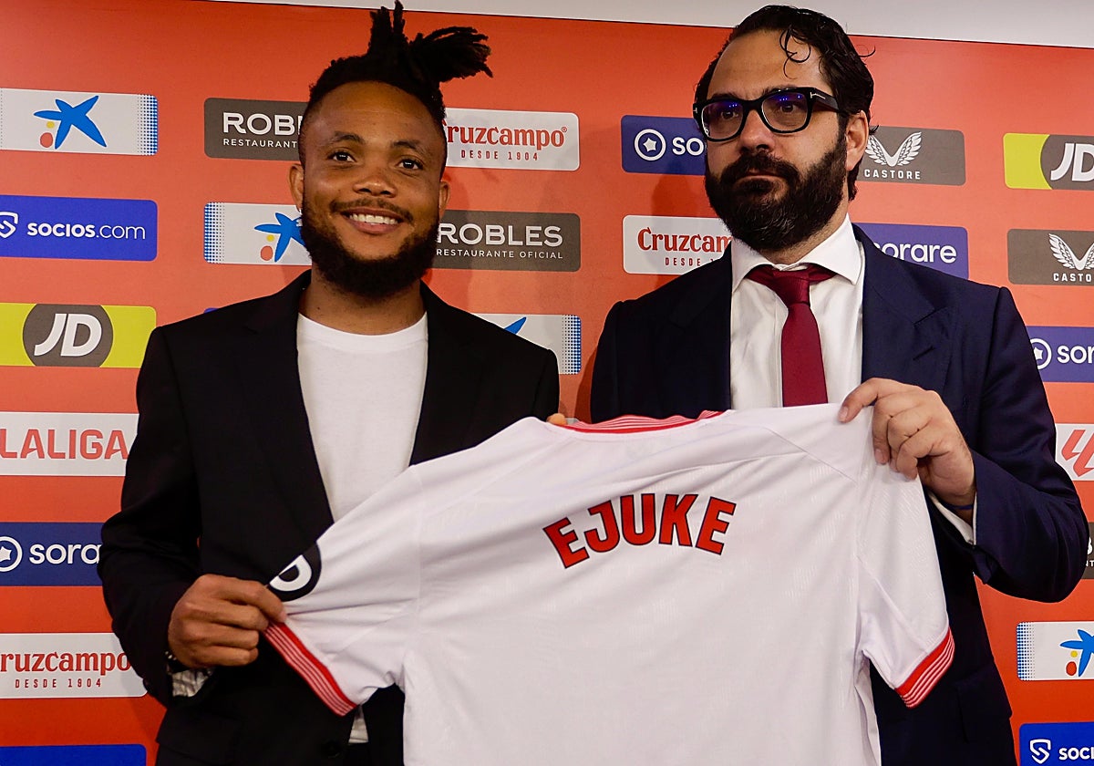 Ejuke, junto a Víctor Orta, en su presentación con el Sevilla FC