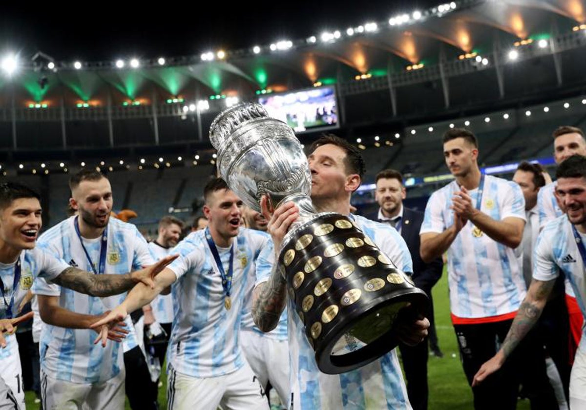 Leo Messi levanta la Copa América conquistada en 2021