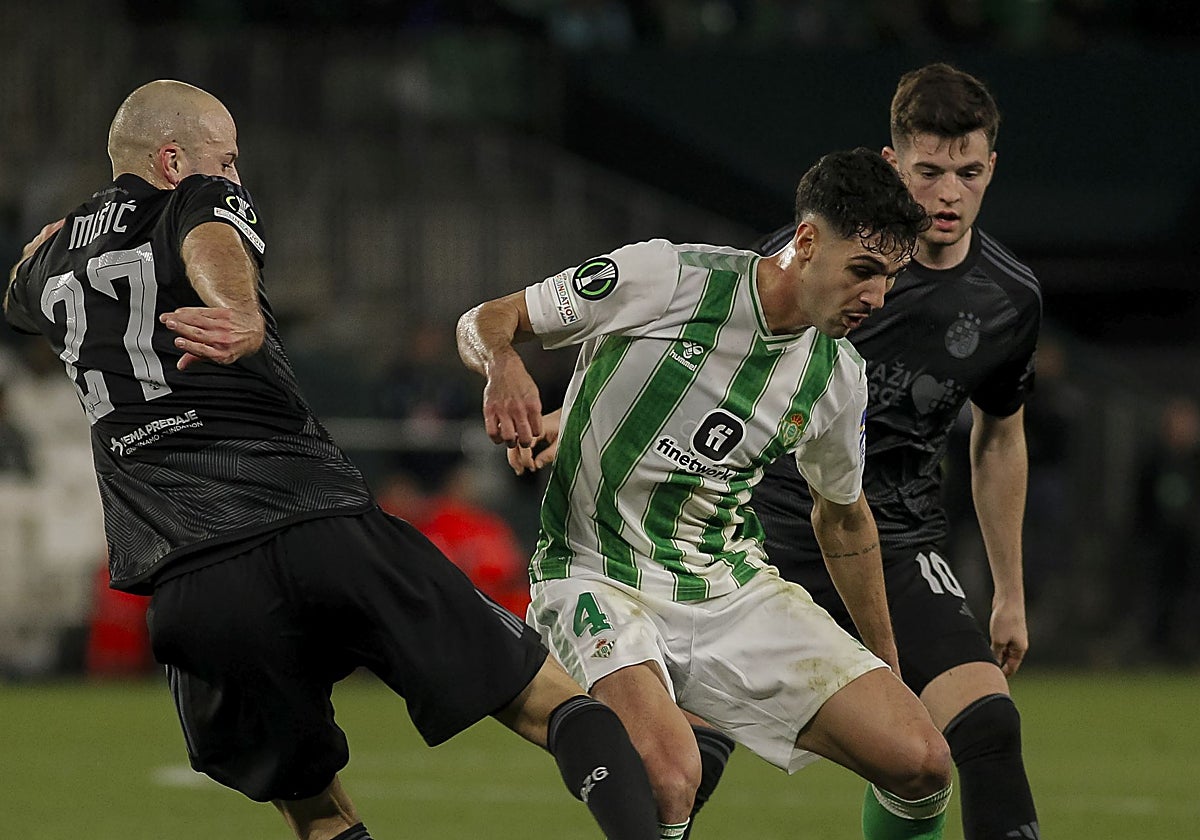 Johnny Cardoso, en un lance del Betis - Dinamo de Zagreb de la Conference League