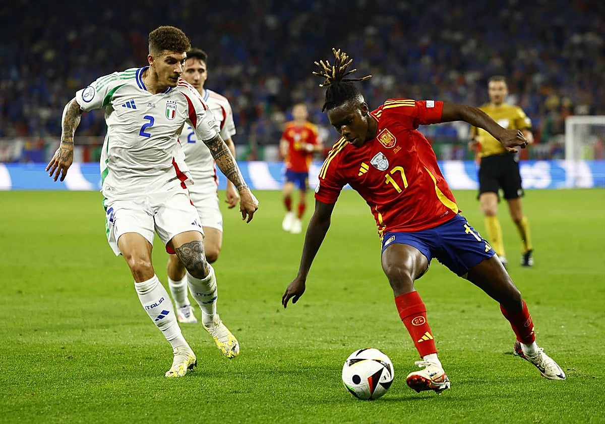 Nico Williams sale con el balón ante la presencia de Di Lorenzo