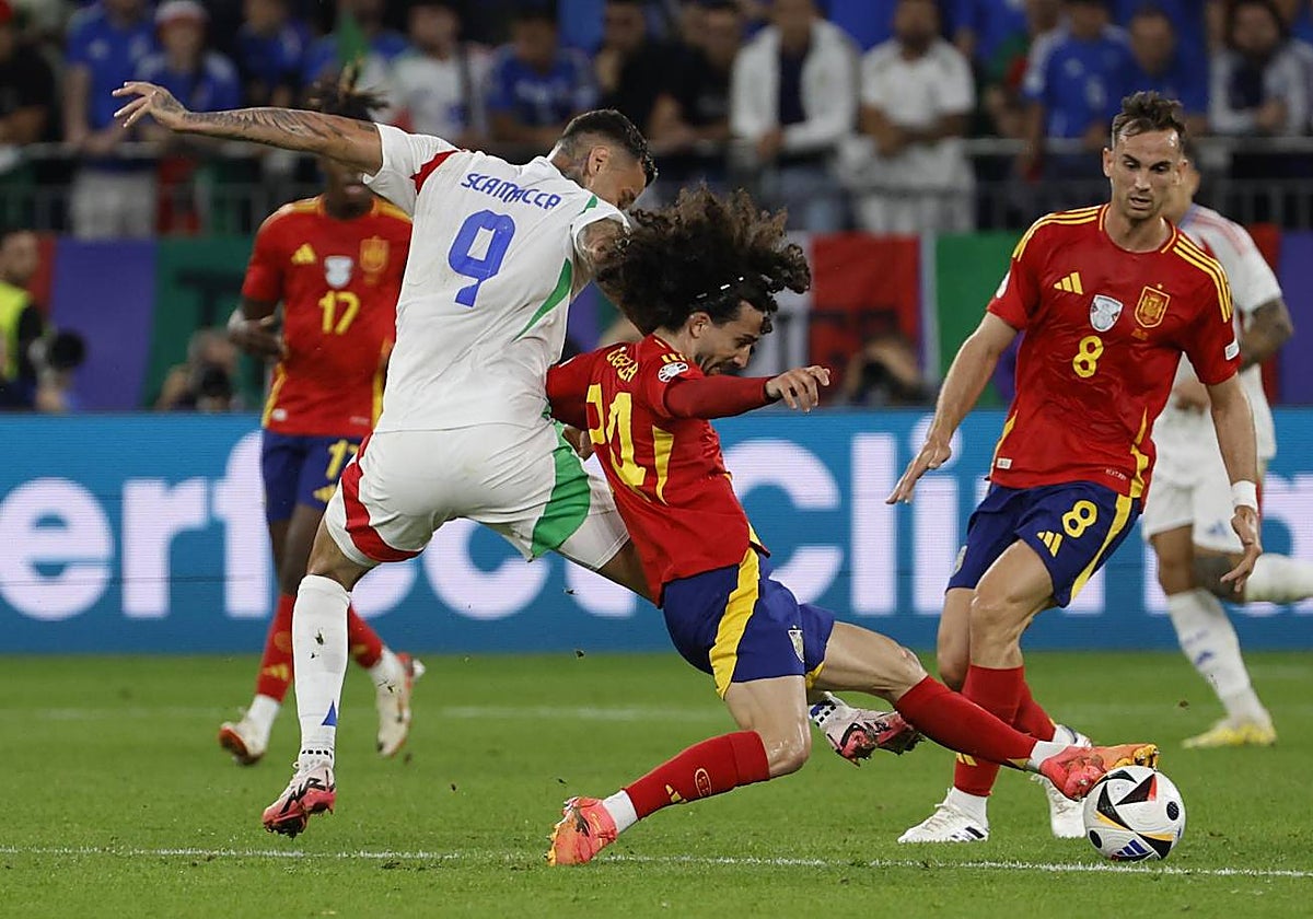 Marc Cucurella le consigue robar el balón al delantero de la selección 'azurra', Scamacca