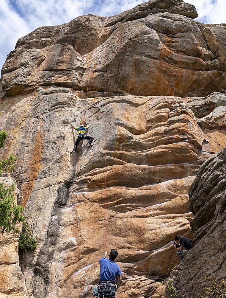 Pelegrín escala la vía Diedro Azul, de dificultad 7a, en La Pedriza
