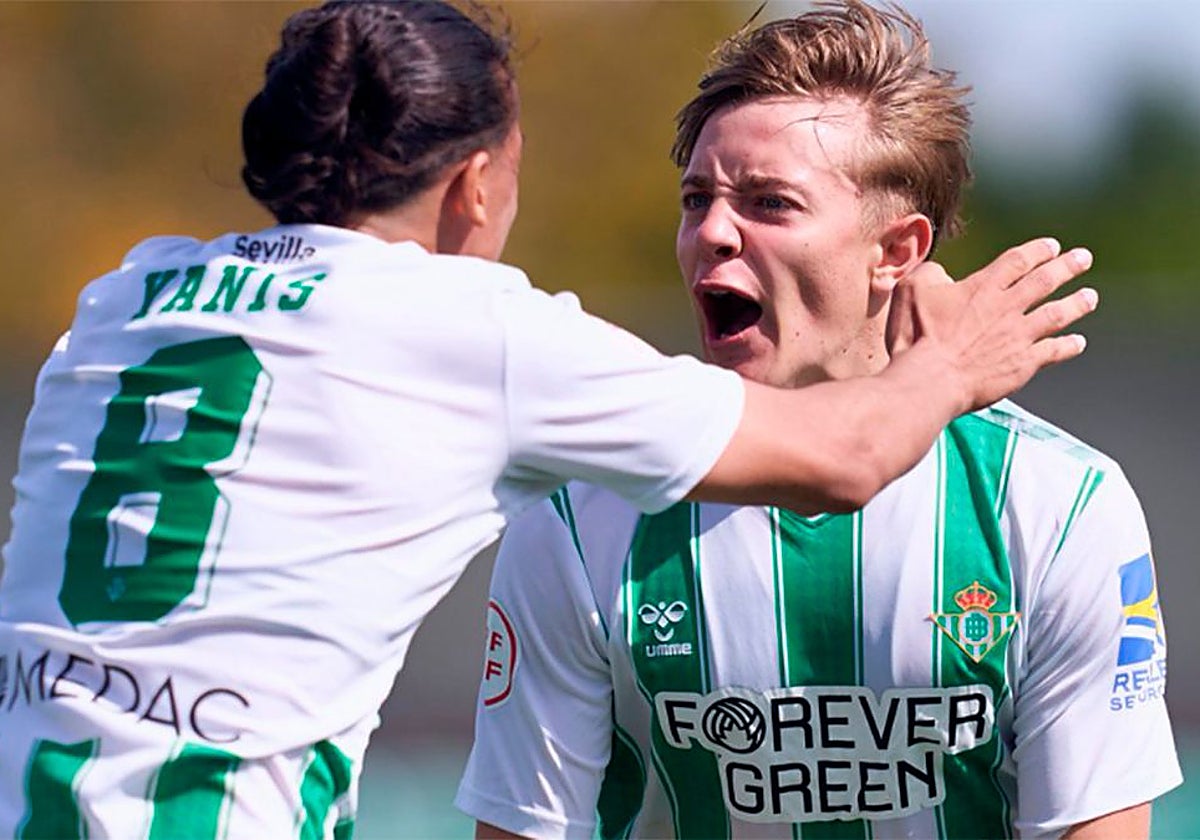 Yanis y Jesús Rodríguez celebran un gol juntos en el Betis Deportivo el pasado curso