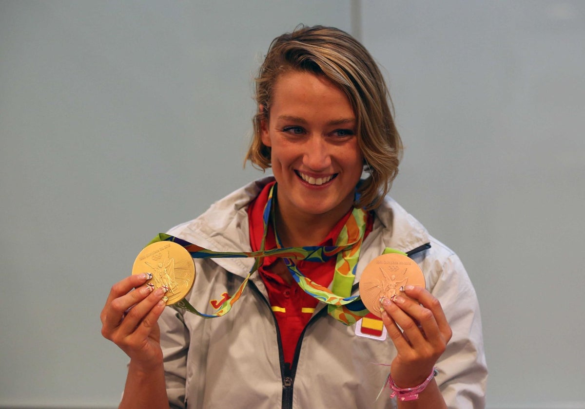 Mireia Belmonte, con el oro y el bronce logrados en Río 2016