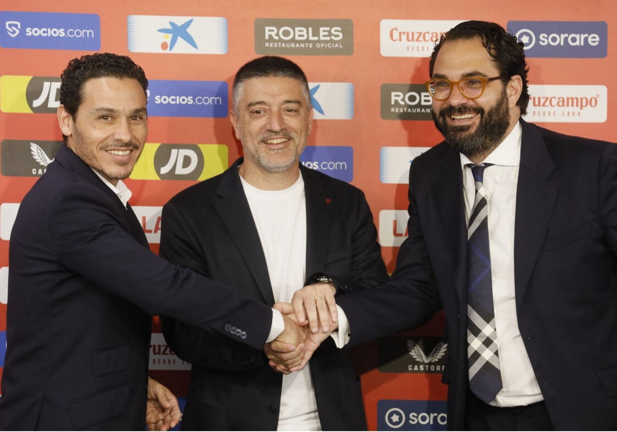 García Pimienta, junto a José María del Nido Carrasco y Víctor Orta, en su presentación como nuevo entrenador del Sevilla