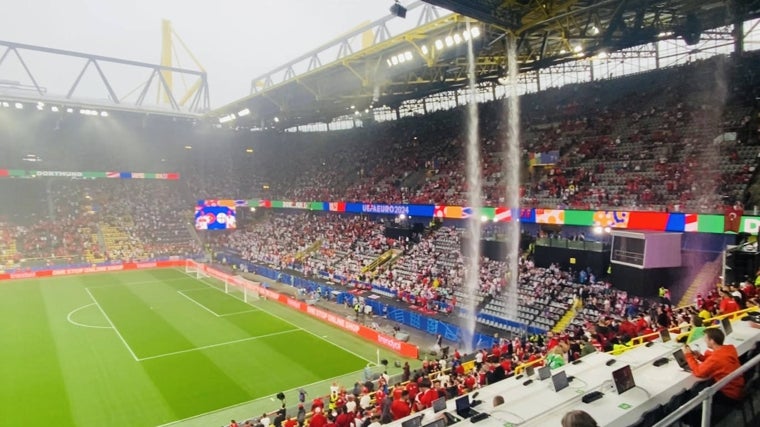 La imagen que dejó el BVB Stadion en Dortmund, dos grandes goteras de agua que obligaban a los que estaban debajo de ellas a abandonar su asiento en el partido que enfrentaba a Turquía contra Georgia