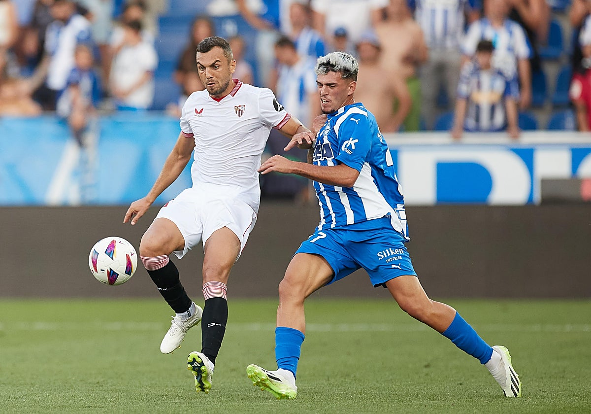 Joan Jordán, presionado por el alavesista Javi López en el partido del lunes en Vitoria