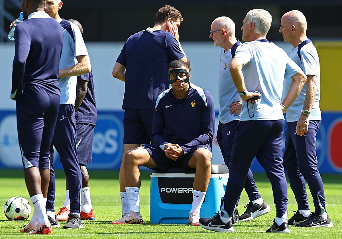 Didier Deschamps y Mbappé, en el entrenamiento de ayer en Paderborn