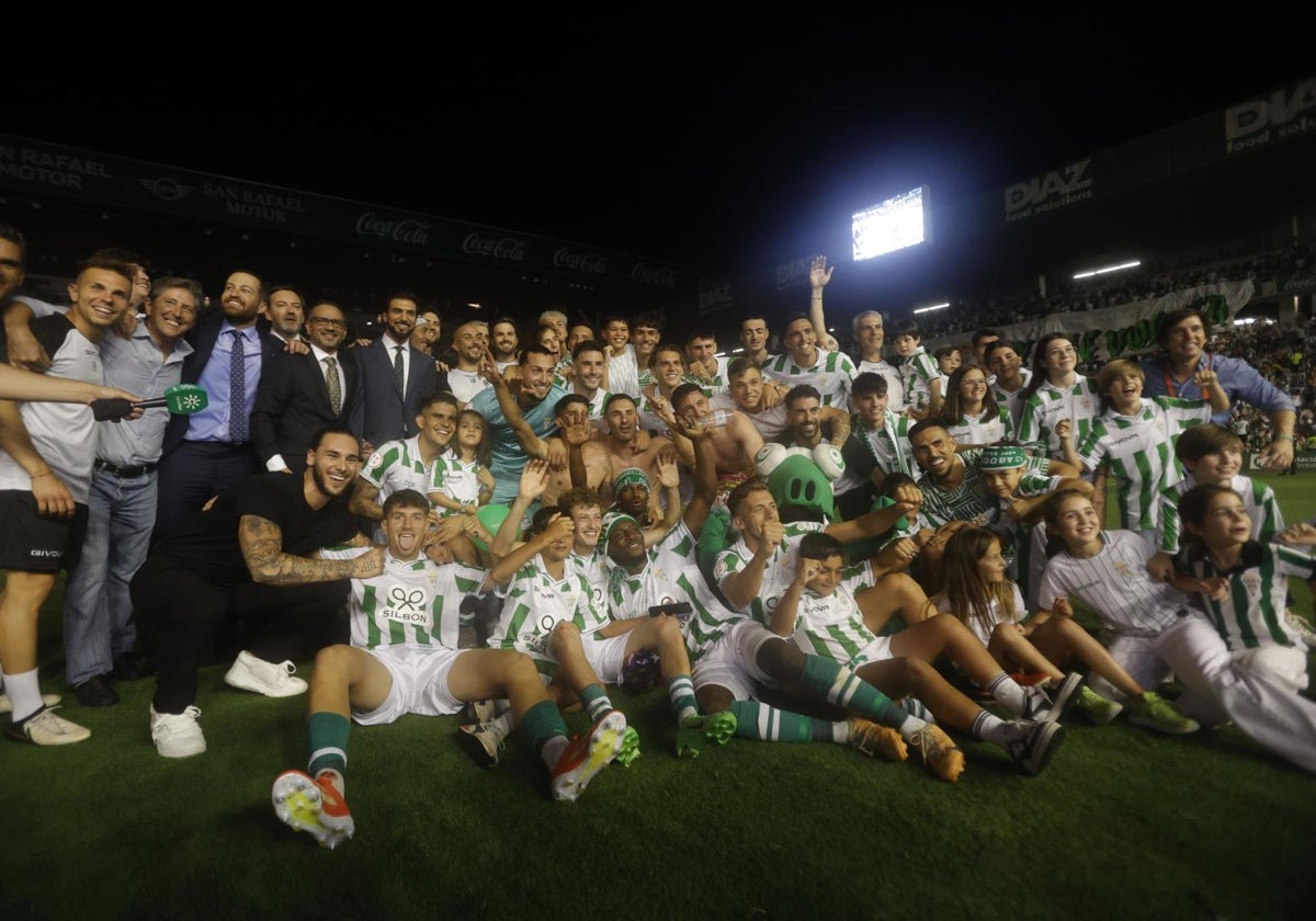 El Córdoba celebra su ascenso a Segunda división tras batir al Barcelona B en el play off