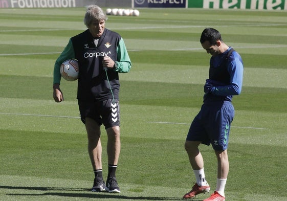 Juanmi dialoga con Pellegrini durante un entrenamiento en la temporada 2022-23