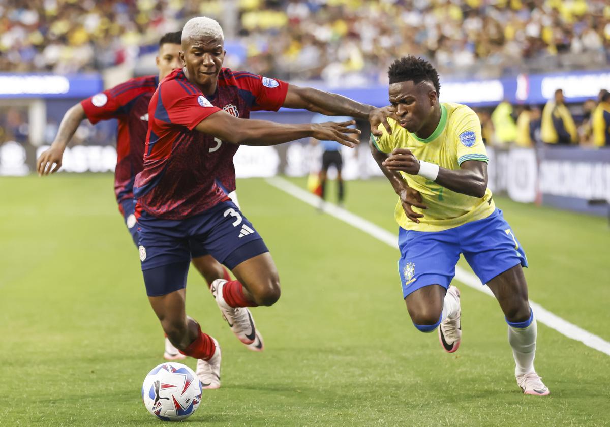 Jeyland Mitchel (I) y Vinícius Júnior (d) pelean por el balón durante el partido entre Brasil y Costa Rica