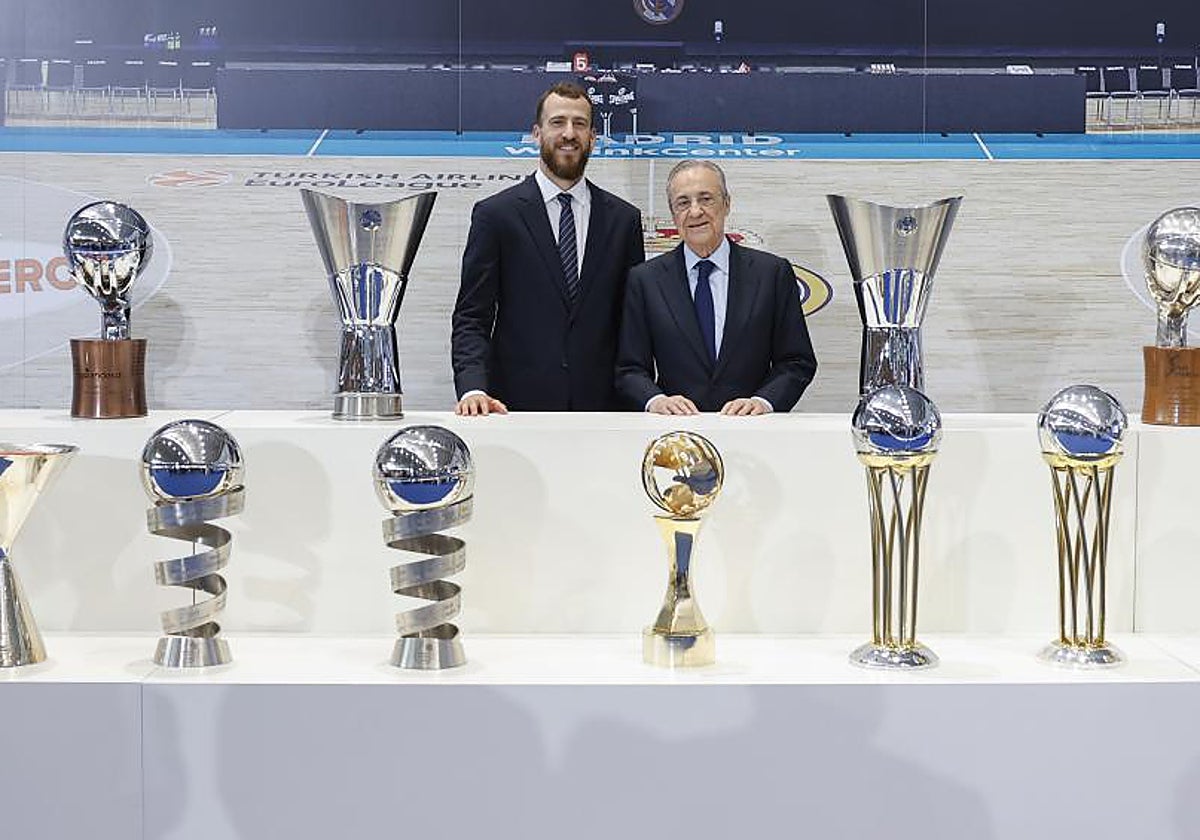 Sergio Rodríguez y Florentino Pérez, junto a los trofeos ganados por el jugador