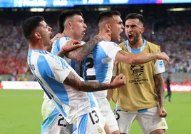 Lautaro Martínez celebra el gol frente a Chile junto a sus compañeros de selección
