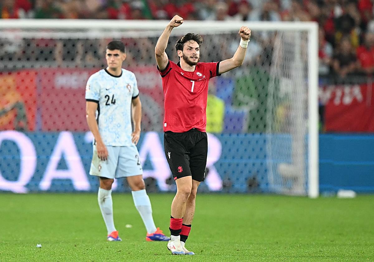Khvicha Kvaratskhelia celebra el segundo gol de Georgia