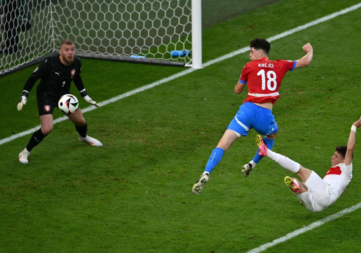 Arda Güler, de blanco, durante un partido