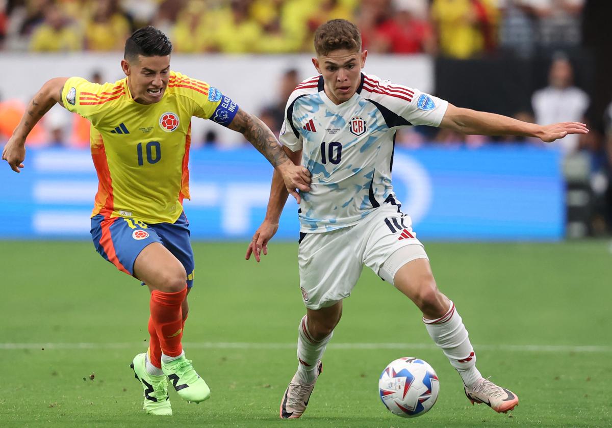 James Rodríguez disputa el balón a Brandon Aguilera durante el partido de la Copa América entre Colombia y Costa Rica