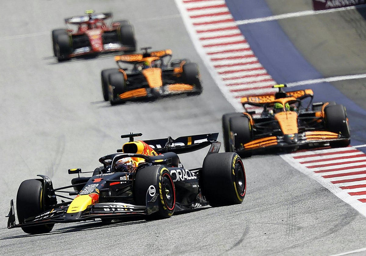 Max Verstappen rueda por delante de los dos Mercedes