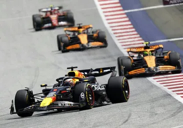 Verstappen se defiende bien de los McLaren y gana la carrera al esprint