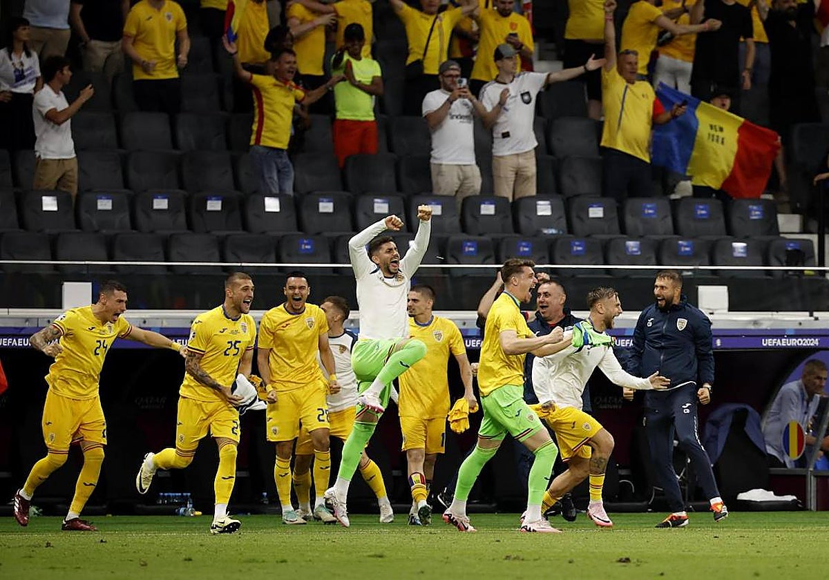 El banquillo de Rumanía festeja el pase a octavos de final frente a Eslovaquia