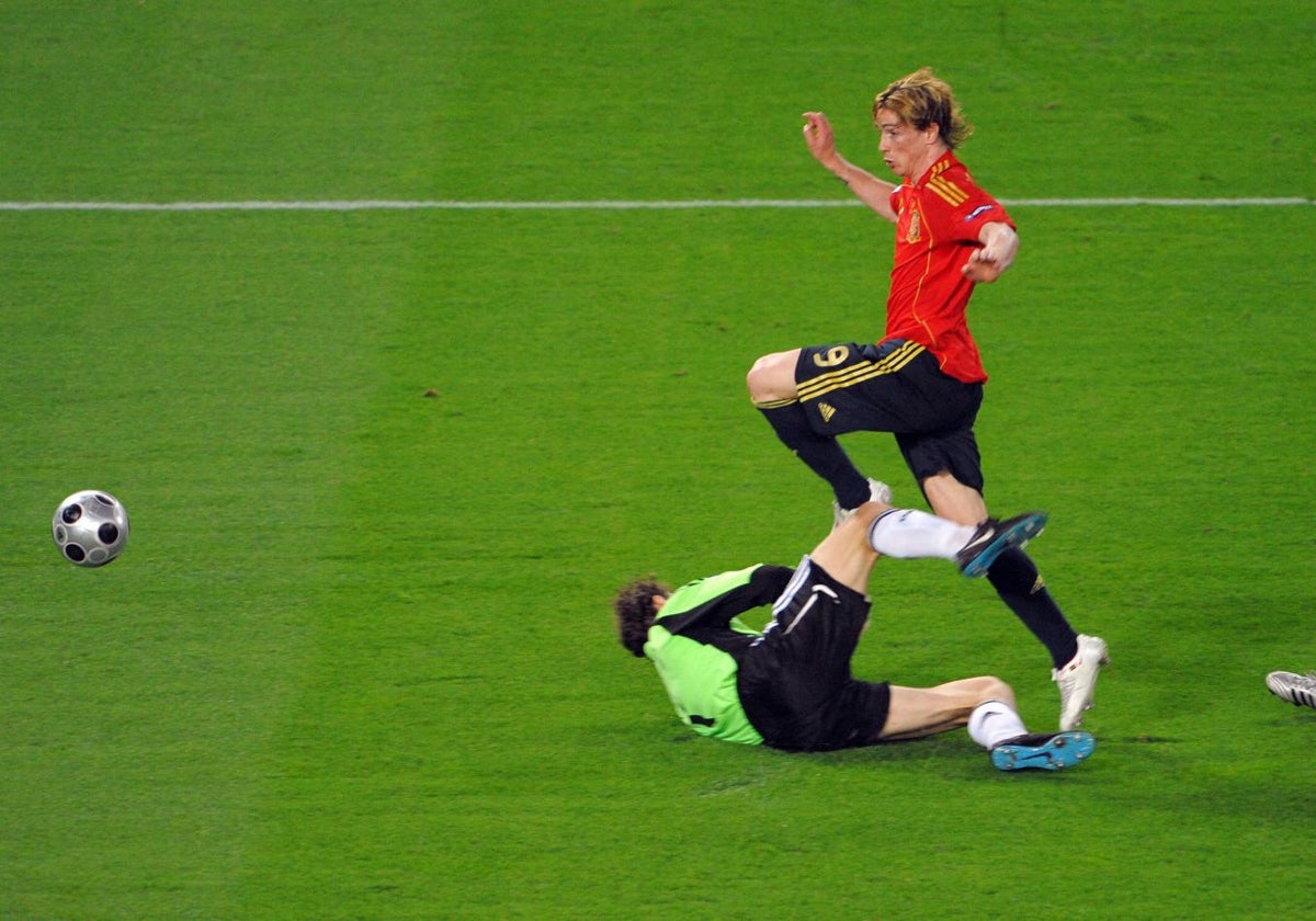 Fernando Torres supera a Jens Lehmann en la final de la Eurocopa 2008