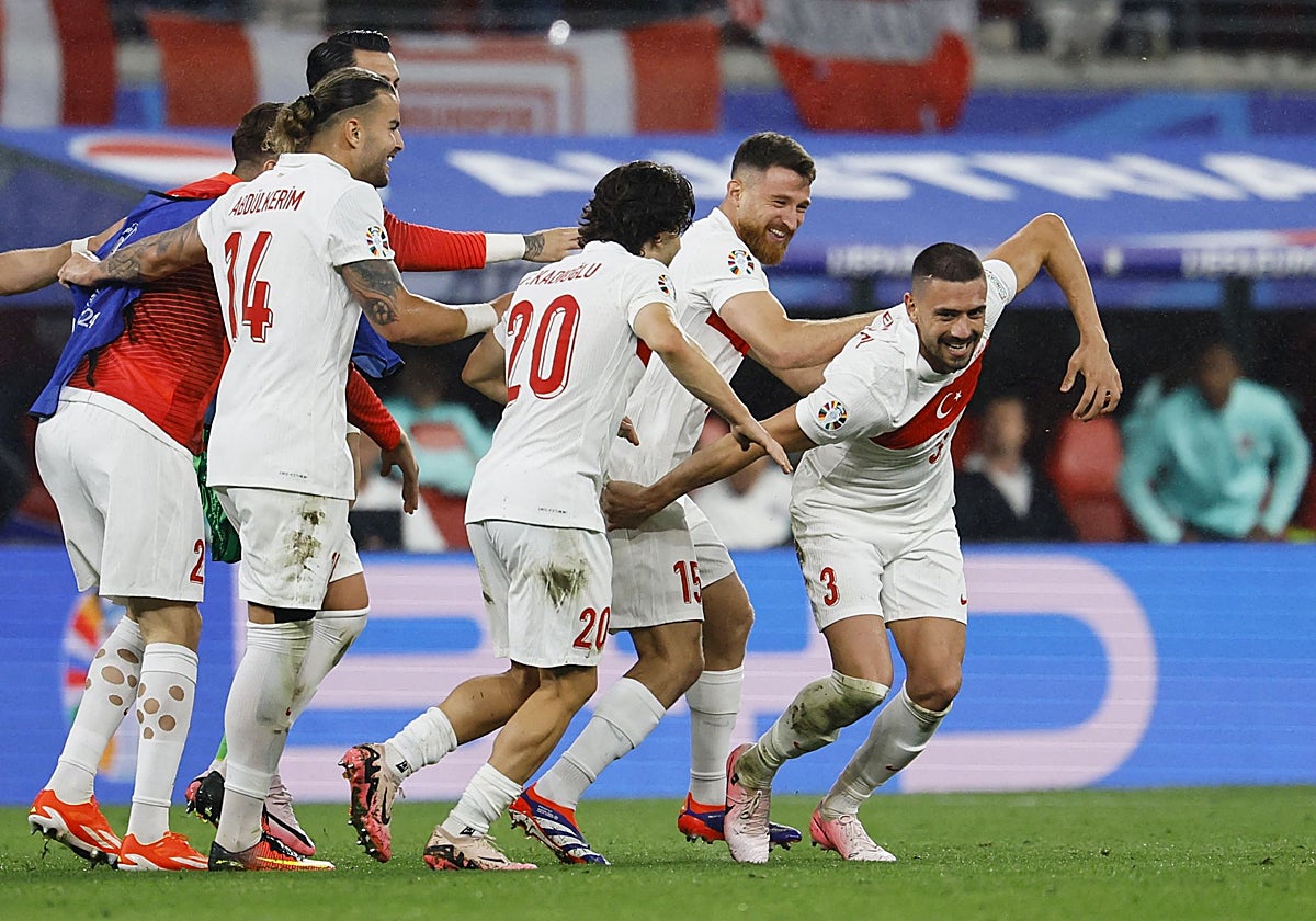 Demiral, autor de dos goles, celebra con sus compañeros el pase de Turquía