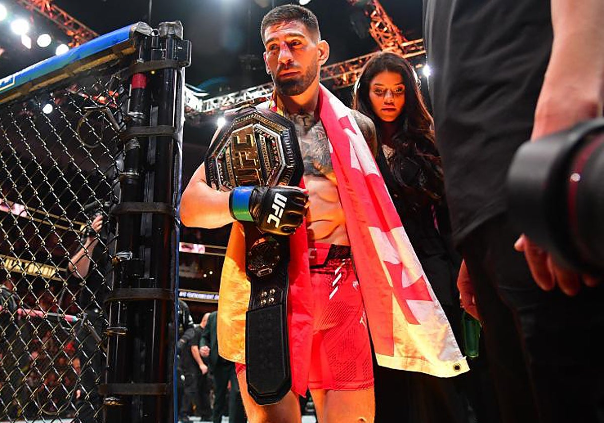 Ilia Topuria sale de la jaula tras conquistar el título de UFC