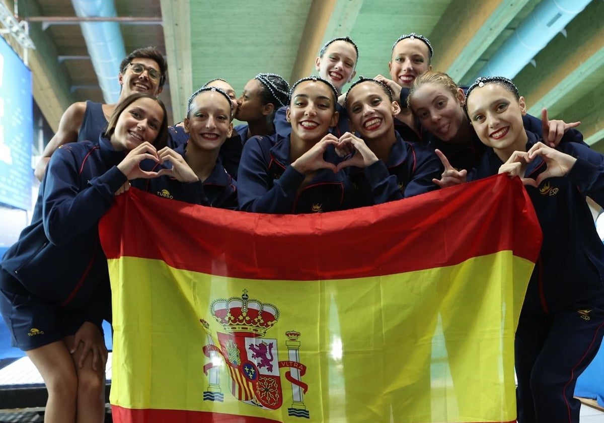 Lázaro, en el centro de la imagen en primera fila, celebrando las medallas en Malta con sus compañeras