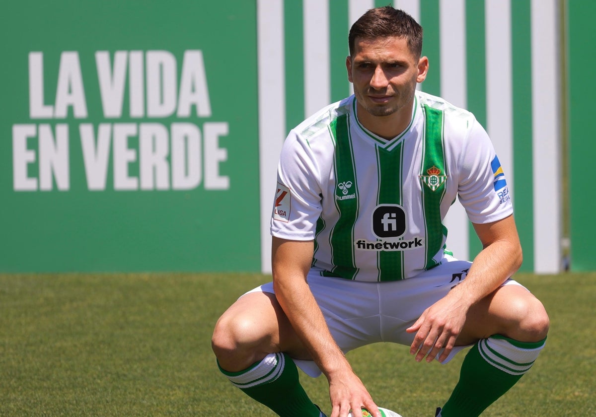 Romain Perraud, en su presentación como jugador del Betis