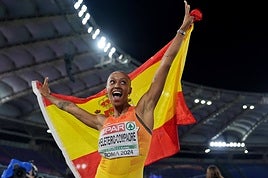 Ana Peleteiro con la bandera española celebrando su oro en el Europeo de Roma