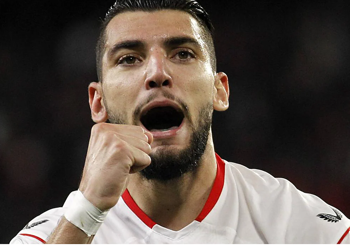 Rafa Mir celebrando un gol con el Sevilla FC