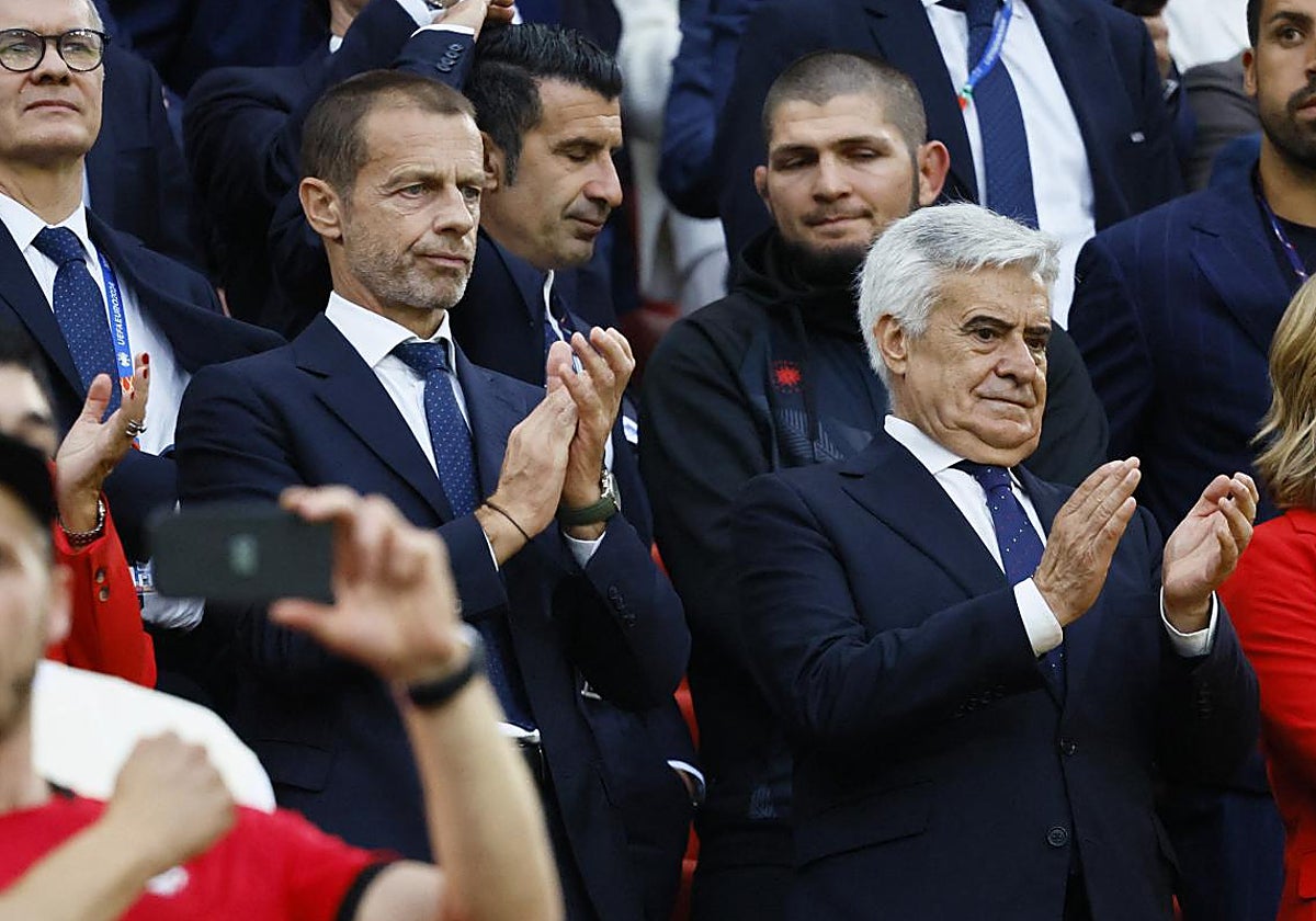 Pedro Rocha, junto a Ceferin, en el palco durante el partido ante Georgia