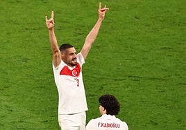 Demiral celebra con el gesto del 'saludo del lobo' tras marcar su segundo gol a Austria