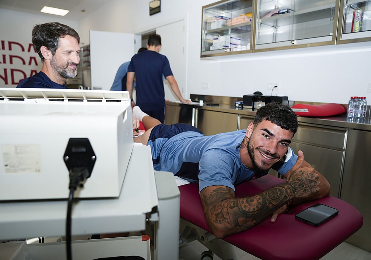 Isaac Romero, durante una prueba de los reconocimientos médicos