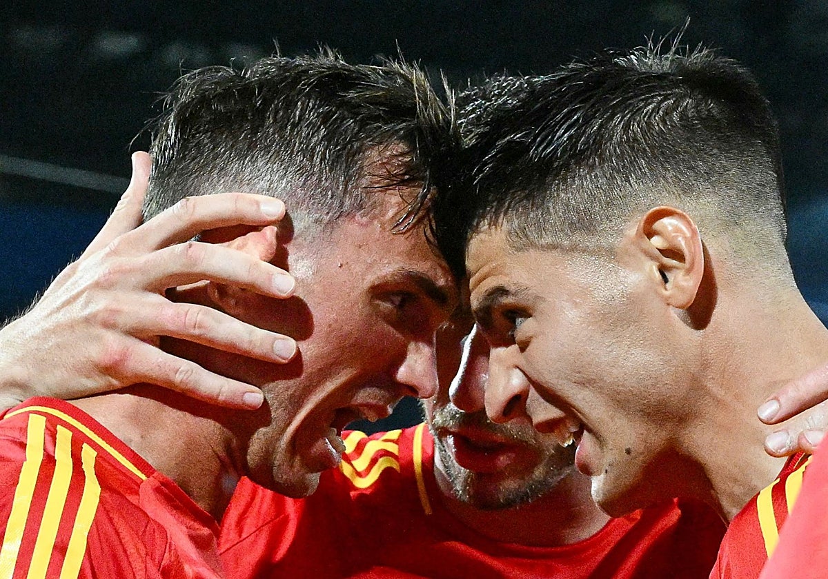 Los jugadores de la selección española celebran el pase