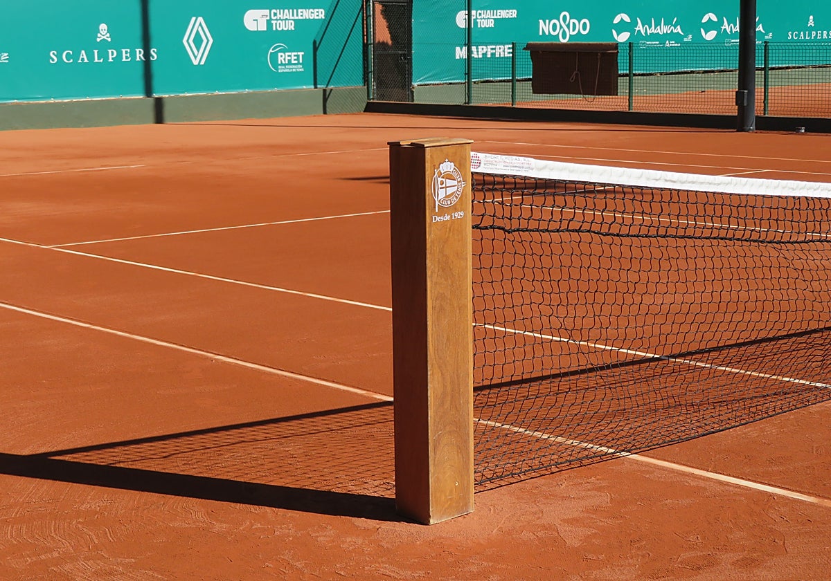 Imagen de la pista central del Real Club de Tenis Betis con la nueva arcilla roja