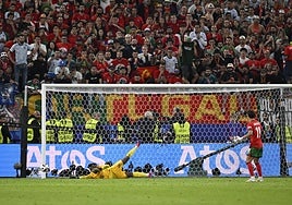 El palo derecho clasifica a Francia