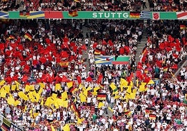 Piqué en el césped, Pedro Sánchez en el palco y seis alemanes por cada español en la grada