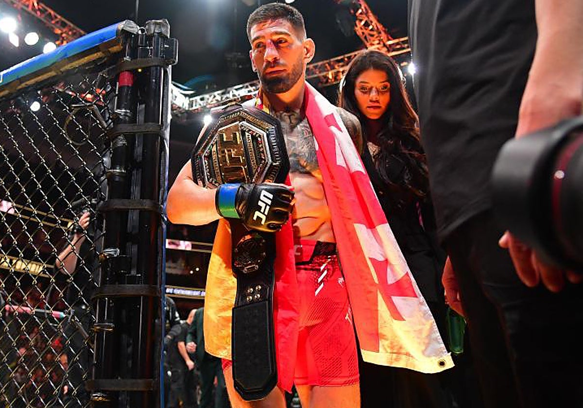 Ilia Topuria sale del octágono tras conquistar el título de la UFC