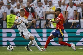 Una dura entrada de Kroos saca a Pedri del partido con un posible esguince lateral interno