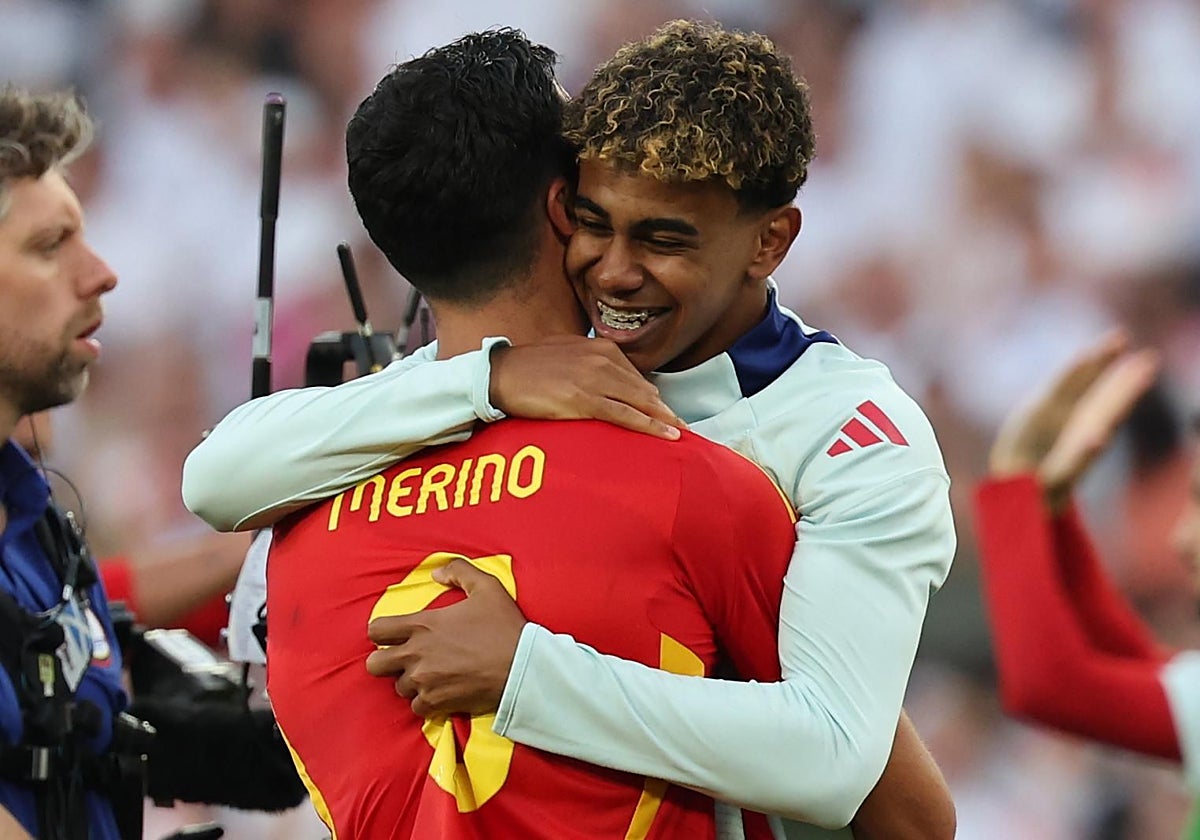 Lamine Yamal se abraza a Merino
