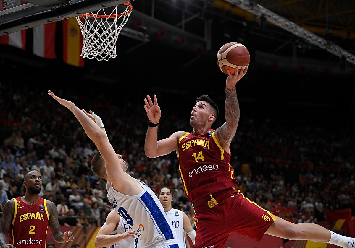 Willy intenta anotar ante el pívot finlandés Madsen