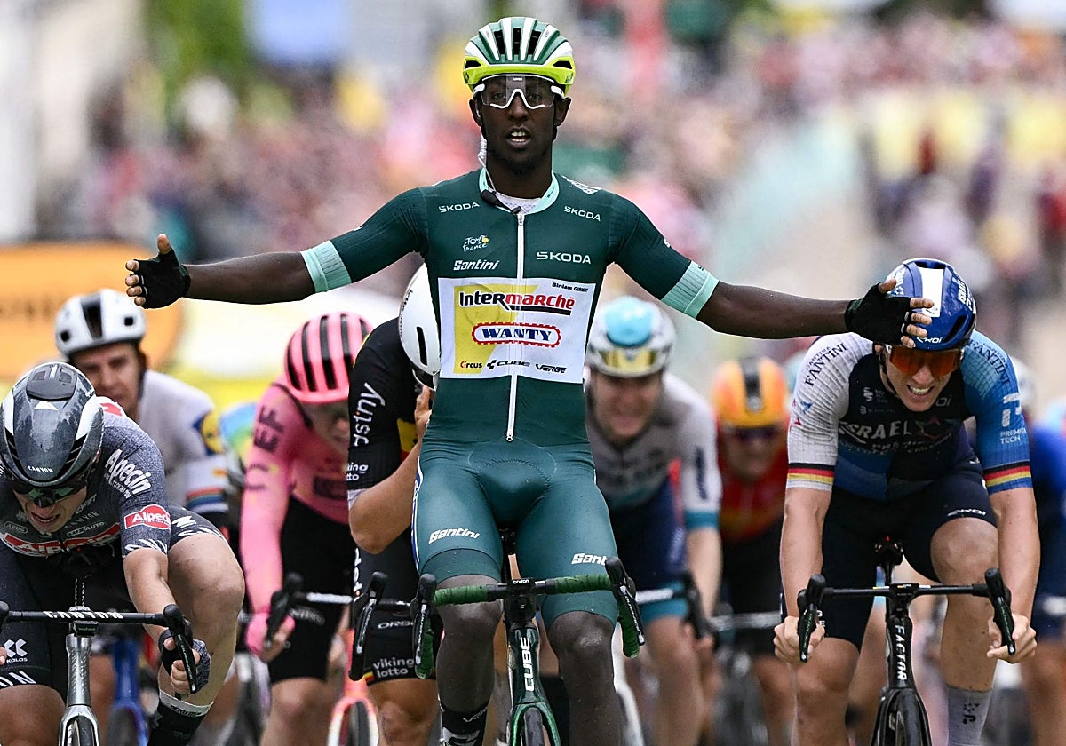 Girmay celebra su victoria en la octava etapa del Tour