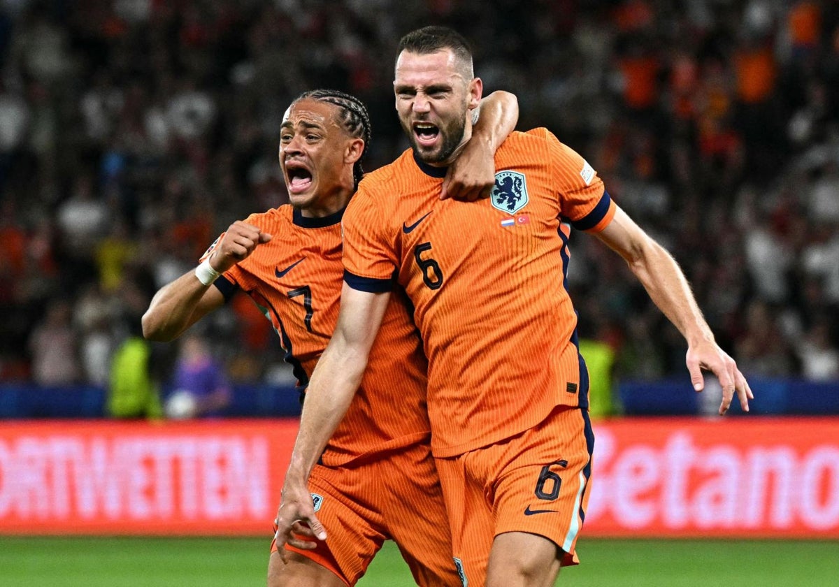 Simons y De Vrij celebran el gol del empate de Países Bajos, obra del defensor