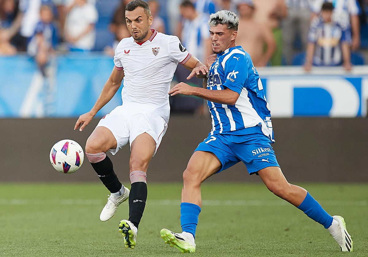 Joan Jordán, presionado por el alavesista Javi López en el partido de la pasada campaña en Vitoria