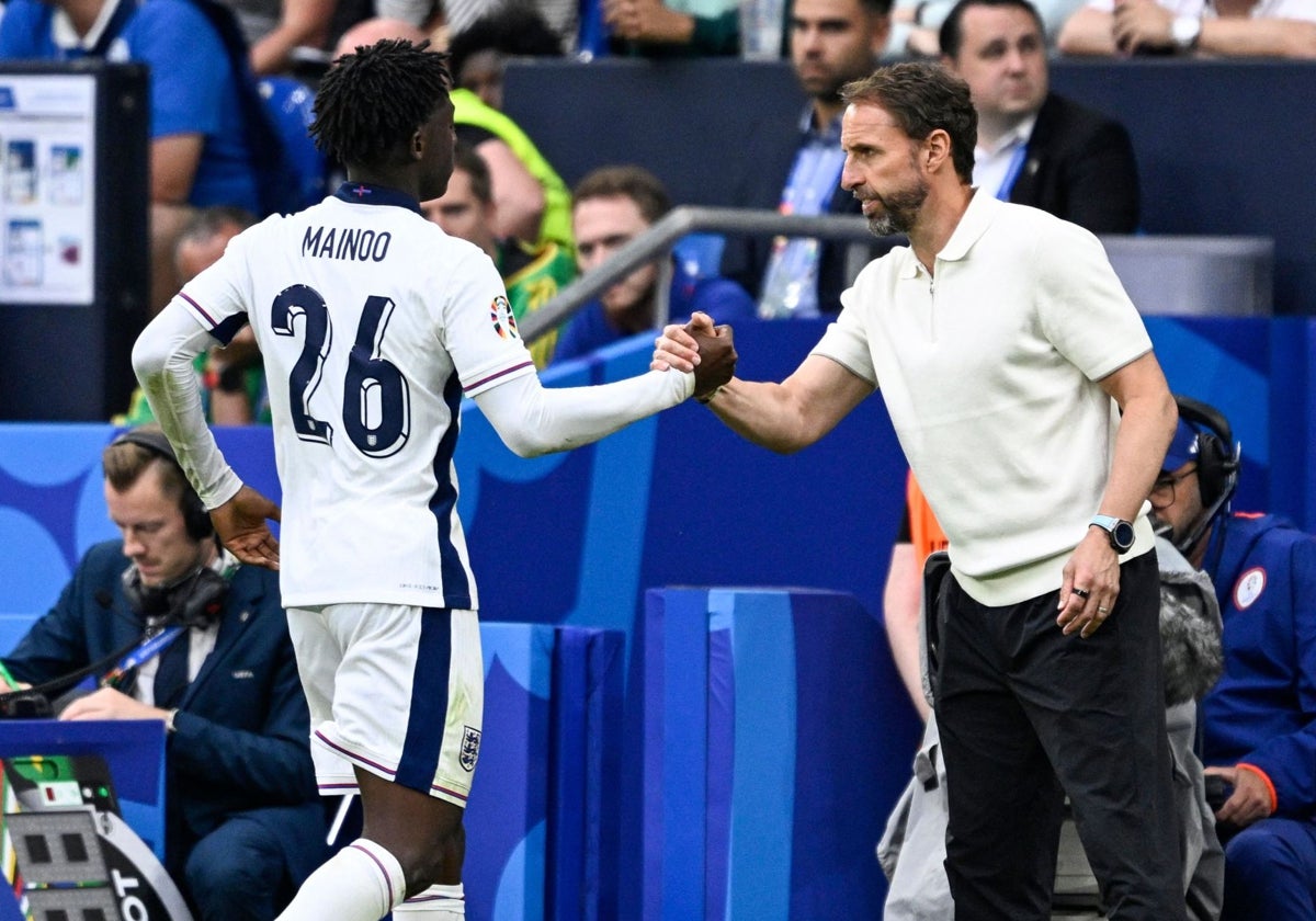Mainoo, en el partido ante Eslovenia, saludando a Southgate