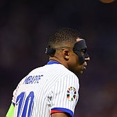 La máscara que esconde a Mbappé: «Debería jugar ya sin ella»