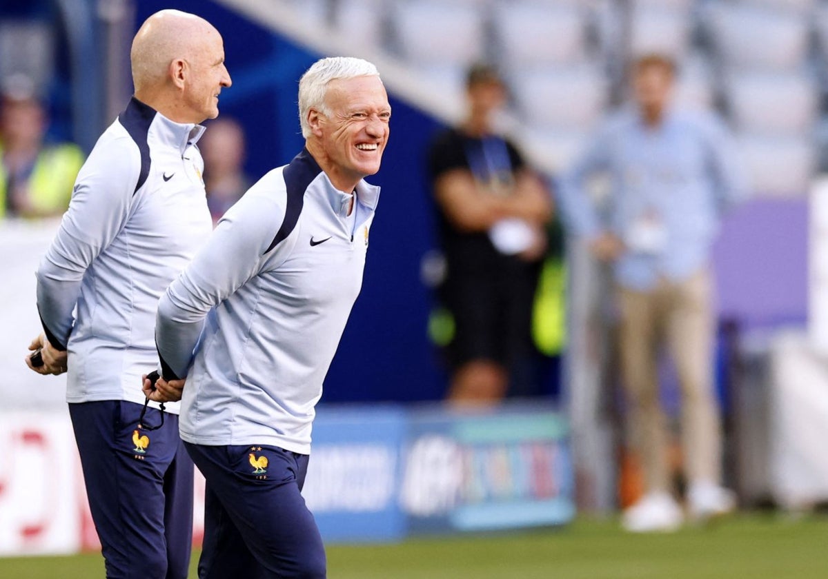 Didier Deschamps sonríe durante un entrenamiento de Francia