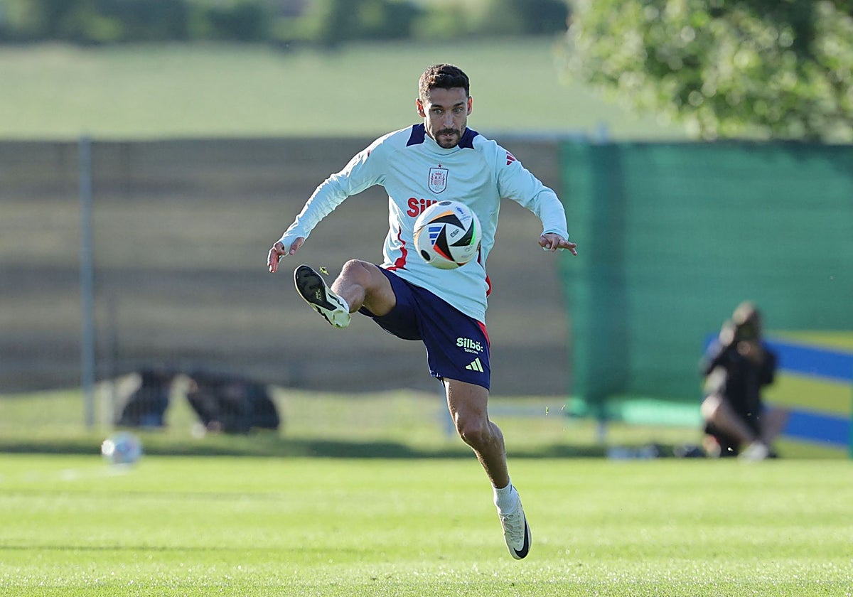 Jesús Navas controla un balón durante un entrenamiento con España