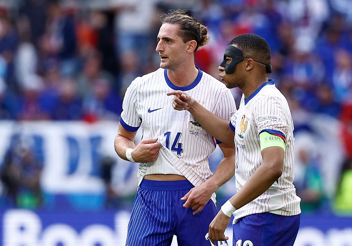 Rabiot, junto a Kylian Mbappé durante un partido de Francia